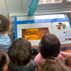 Els alumnes han comptat amb tecnologia i materials per dur a terme les seves creacions.