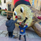 Imatge de dos nens amb un tió a Torredembarra.