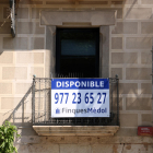 Un cartell d'una finca que anuncia que un habitatge està disponible al centre de Tarragona.