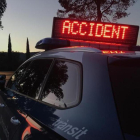 Imatge d'un vehicle dels Mossos alertant d'un accident.