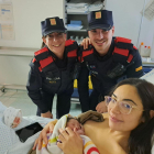 Dos agents amb la dona que ha parit una nena a l'estació de Sants de Barcelona.