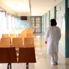 Una infermera camina per la sala d'espera d'Infermeria Familiar i Comunitària d'un CAP.