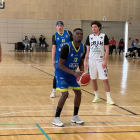 Bright Mensah preparant un tir lliure.