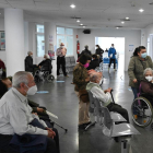 Imatge d'uns pacients amb mascareta en un hospital.