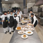 Alumnat del curs d’Operacions bàsiques de cuina.