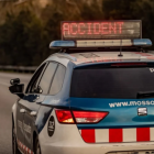 Imatge d'arxiu d'un vehicle dels Mossos senyalitzant un accident.