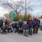 Els associats a El Tomb que van participar ahir en la replantada d'avets de Nadal.
