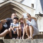 Imatge de turistes fotografiant-se a la Catedral de Tarragona.