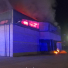 Incendi a l'escorxador de Tortosa, al polígon del Baix Ebre.