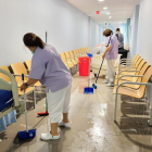 Diverses treballadores de neteja traient l'aigua de la planta -1 de l'hospital de Figueres.