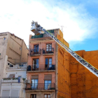 Els Bombers treballant en l'incendi d'un cinquè pis a Tortosa.