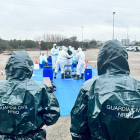 Agents de la Guàrdia Civil durant un exercici pràctic de formació NRBQ a l'aearoport de Reus divendres passat.