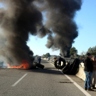 Els pagesos han muntat barricades i els han calat foc al mig de l'AP-7