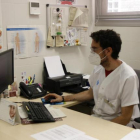 Imatge d'un metge a la seva consulta