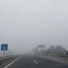 Imatge d'una carretera de Tarragona coberta de boira