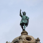 Escultura de l'Àngel de Tobies al capdemunt del campanar del Vendrell.