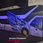 L'autocar aturat a la zona de Vilamalla pels Mossos d'Esquadra amb el perany posat.