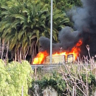 Imatge de l'incendi provocat per la furgoneta