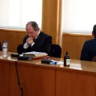 L'home acusat d'un delicte d'homicidi a La Ràpita i el seu advocat a l'inici de l'última sessió del judici celebrat a l'Audiència de Tarragona.