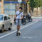 Cada vegada és més habitual veure patinets elèctrics circulant per la via pública.