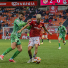 El lateral del Cornellà José Mas intentant pispar-li la pilota a Andy Escudero.