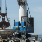 Pla tancat de maquinària descarregant gra al port de Tarragona.