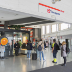 El centre d’atenció al client de l’EMT de l’estació acumula cues d’usuaris per recarregar les targetes.