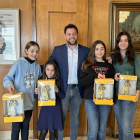 L'alcalde de Tarragona, Rubén Viñuales, lliura les mones de Pasqua a les nenes que es diuen Tecla.