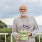 Jordi Rodríguez, coordinador d’AFANOC a Tarragona, amb el disseny de la gorra d’enguany.