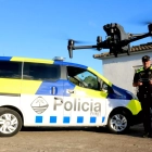 Un agent de la Policia Local de Cunit enlaira un dron d'última generació.
