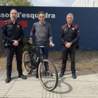 Els Mossos van entregar la bicicleta sostreta a Miguel Induráin.