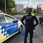 Un agent de la Guàrdia Urbana de Reus durant un control.