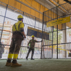 Fotografia dels operaris, enretirant elements del terreny de joc.