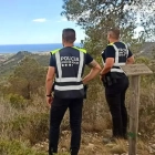 Dos agents a la zona del Torrent de Cal Setró.