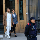 Dani Alves, sortint de l'Audiència de Barcelona amb la seva advocada, Inés Guardiola.