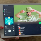Bad Bunny reproduint-se a Spotify en una tauleta.
