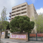 Fotografia de l’exterior de la residència amb pancartes contràries al tancament.