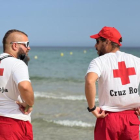 Imatge de dos socorristes de la Creu Roja.
