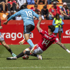 El migcampista grana, Óscar Sanz, aturant el carriler del Celta Fortuna Joel López.