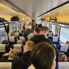 Imatge d'un tren, amb parada a Tarragona, ple de passatgers.