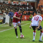 L’extrem grana Jaume Jardí sent pressionat pels ex del Nàstic Aarón Rey i Guillermo Fernández.