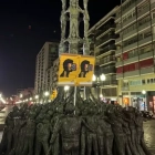 Imatge de l'encartellada simbòlica a l'estàtua dels castellers a Tarragona.
