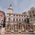 La plaça del Mercadal de Reus decorada amb roses en el marc del Festival Roses de Reus 2023.