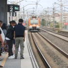 Usuaris de Rodalies a l'estació de Cunit.