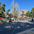 Imatge dels tractors aparcats a la plaça Imperial Tàrraco amb la Subdelegació de Govern de fons.