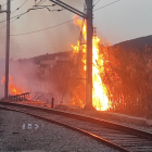 Un foc crema al costat de línies de tensió.