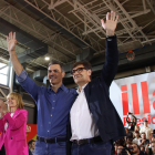El president del govern espanyol, Pedro Sánchez, i el cap de llista del PSC, Salvador Illa, saludant a l'inici d'un míting a Sant Boi de Llobregat.