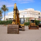 Diverses màquines preparades per moure sorra en l'actuació del servei de Costes a la platja del Vendrell.