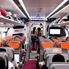 L'interior d'un tren d'alta velocitat de Renfe Avlo S106 en el primer viatge amb passatgers.