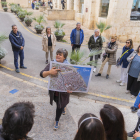 Imatge d’una explicació de la historiadora Georgia Costa, d’Itinere, a la plaça del Pallol, des d’on surten algunes de les rutes organitzades a la ciutat.